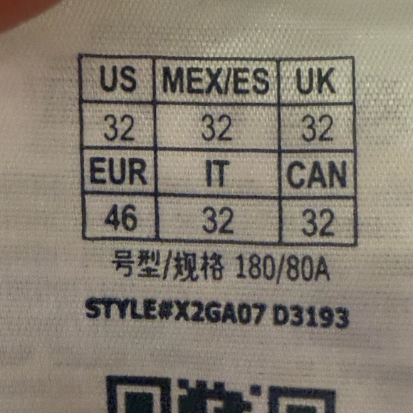 Guess Women's High Rise Tapered Slim Distressed White Jeans with raw hem Size 32 - Picture 5 of 6